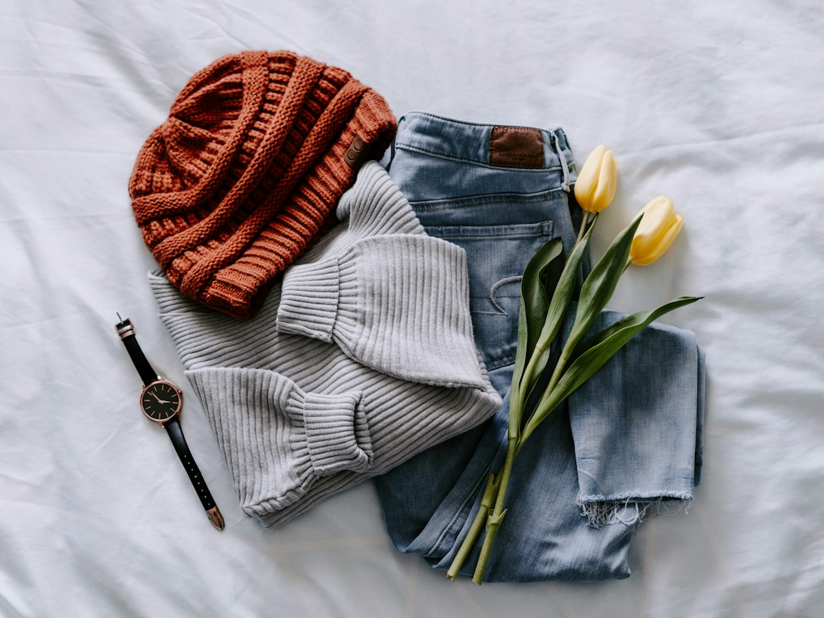 Wäschekorb mit bedruckten Textilien – Pflege-Tipps für Herbst-Hoodies und Shirts