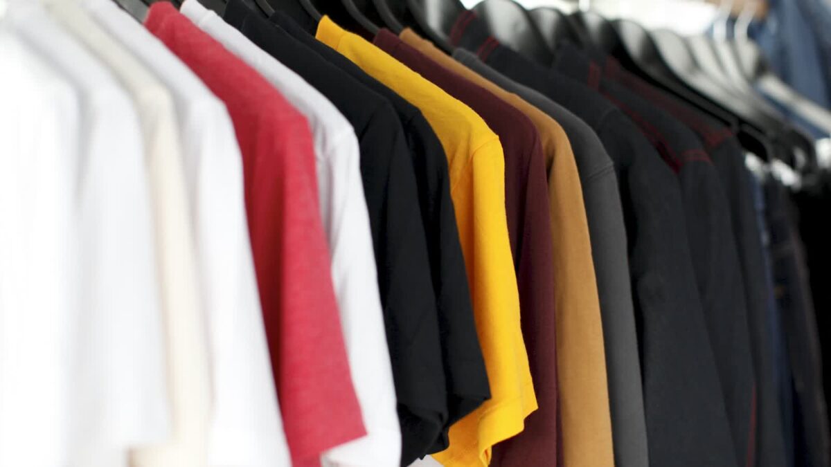 Qualitätspflege: bedruckte Herbst-Shirts und Hoodies auf Kleiderstange