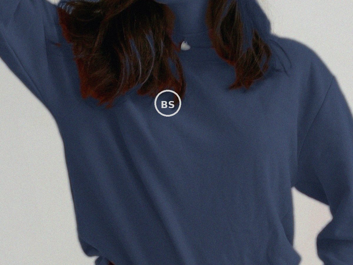 Navy-blaues Crewneck-Sweatshirt mit kleinem Brustlogo Detailaufnahme