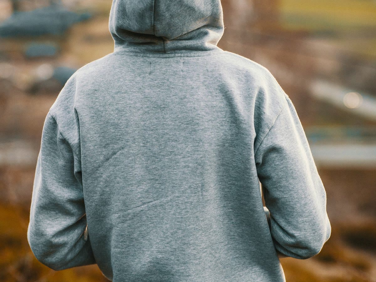 Navy Team-Hoodies mit Logo-Druck auf dem Tisch