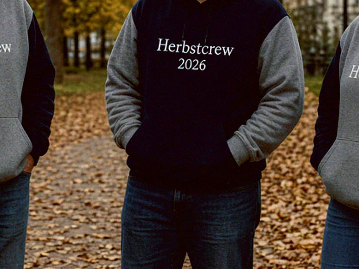 Nahaufnahme Brustdruck auf dunklem Hoodie, candid Outdoor-Licht bei Dämmerung